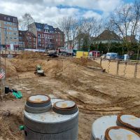 Baustelle mit mehreren Betonteilen