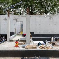 Baustelle mit ersten Betonwänden