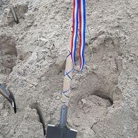 Nahaufnahme eines Spatens im Sand auf Baustelle