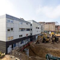 Ansicht auf Gebäude neben der Baustelle