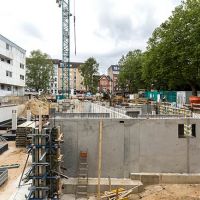 Baustelle mit Kran und Rohbau und Umgebung