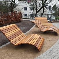 Seitenansicht von Holzliegestühlen