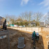 Baustelle mit Erdarbeiten und Baugerüst