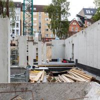 Baustelle mit Betonpfeilern und Holz