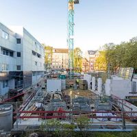 Baustelle mit Sonnenlicht und teilweise fertiggestellten Strukturen