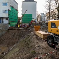 Baumaschinen arbeiten auf einer großen Baustelle