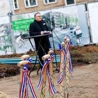 Redner hinter Sparten die im Sand stecken