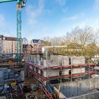 Panoramablick auf Baustelle mit Stadt im Hintergrund