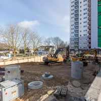 Baustelle mit Grube und Baggern