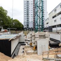 Baustelle mit Gebäuden und Kellerbau