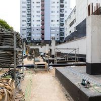 Baustelle mit Hochhäusern im Hintergrund