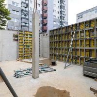 Rohbau mit gelben Gerüsten