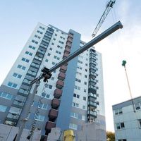Baukran und Baustelle direkt vor Hochhaus