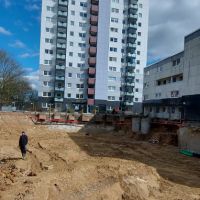 Gebäude mit Baustelle im Vordergrund Hochformat