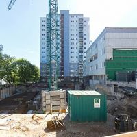 Baustelle mit Kran und Baugrube