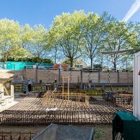 Baustelle mit Kran und Stahlgittern