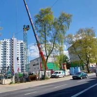 Baustelle mit Kran und Rohbauten
