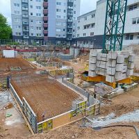 Baustelle mit Erdbau und Rohbau