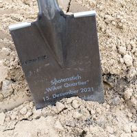 Nahaufnahme von Spaten mit Beschriftung