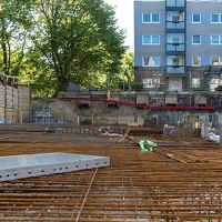 Baustelle mit Stahlgitteren