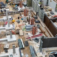 Baustelle mit Fundament und Stützen