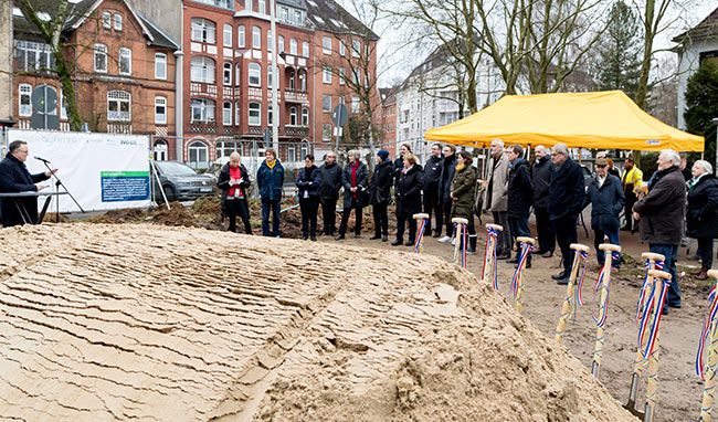 Menschenmenge bei feierlichem Event auf Baustelle