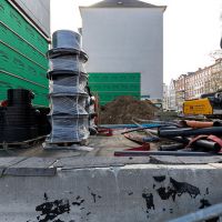 Baustelle mit Grube und Material