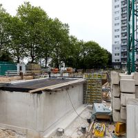 Baustelle mit Gebäudefront und Rohbau