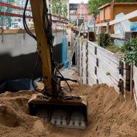 Bagger in Grube mit Bauarbeiten