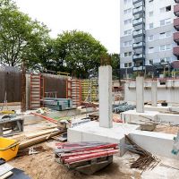 Baustelle mit mehreren Betonpfeilern