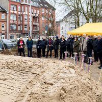 Menschenmenge bei feierlichem Event auf Baustelle