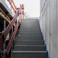 Innenansicht eines Rohbaus mit Treppe