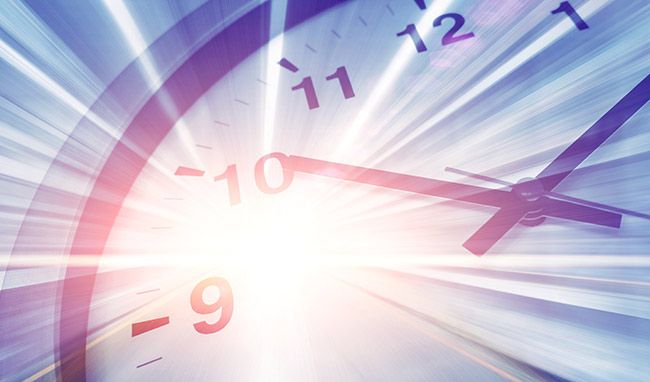 Symbolbild einer abstrakten Uhr mit verschwommenen Zeigern und violett-blauen Lichtstreifen.