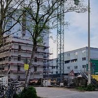 Rohbau mit Baugerüsten und Bauzaun