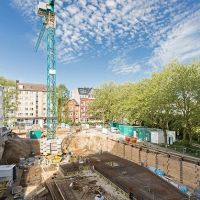 Überblick über Bauprojekt mit Baumreihe