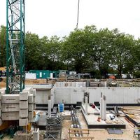 Baustelle mit Kran und Betonplatten