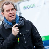 Porträtfoto eines Mannes bei einer Rede vor der Baustelle