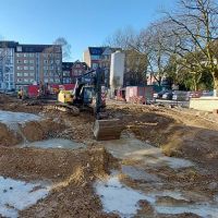 Bagger arbeitet auf Baustelle