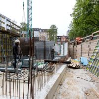 Baustelle mit Bauarbeiter bei Stahlarbeiten