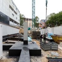 Baustelle mit Fundament und Rohbau und Container
