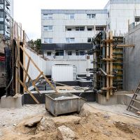 Baustelle mit Rohbau und Holzgerüst
