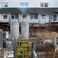 Rohbau mit Gerüst und Bauarbeiten