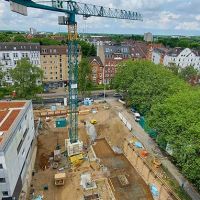 Luftbild mit Kran auf Baustelle