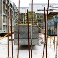 Baustelle mit Stahlarbeiten