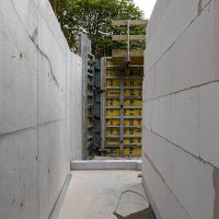 Baustelle mit Betonwänden auf beiden Seiten