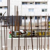 Betonwand aus der Stahlstangen herausragen