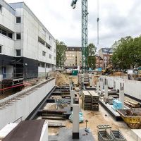 Fortschritt auf Baustelle mit Betonarbeiten