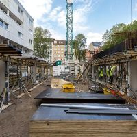 Baustelle mit Kran und Überdachungen