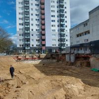 Gebäude mit Baustelle im Vordergrund