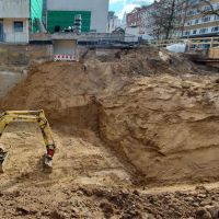 Erdarbeiten mit Bagger und Grube